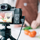 La Lumix G100 es una sin espejo pensada para grabar vídeo.